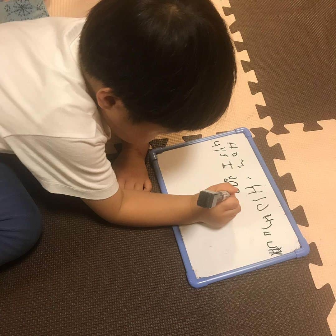 尾木直樹さんのインスタグラム写真 - (尾木直樹Instagram)「きままに文字書きを楽しむお孫ちゃんです😊🌈 #尾木ママ #お孫ちゃん #３歳 #楽しそうに  #文字書き #挑戦中 #象形文字みたい」5月14日 21時04分 - oginaoki_ogimama