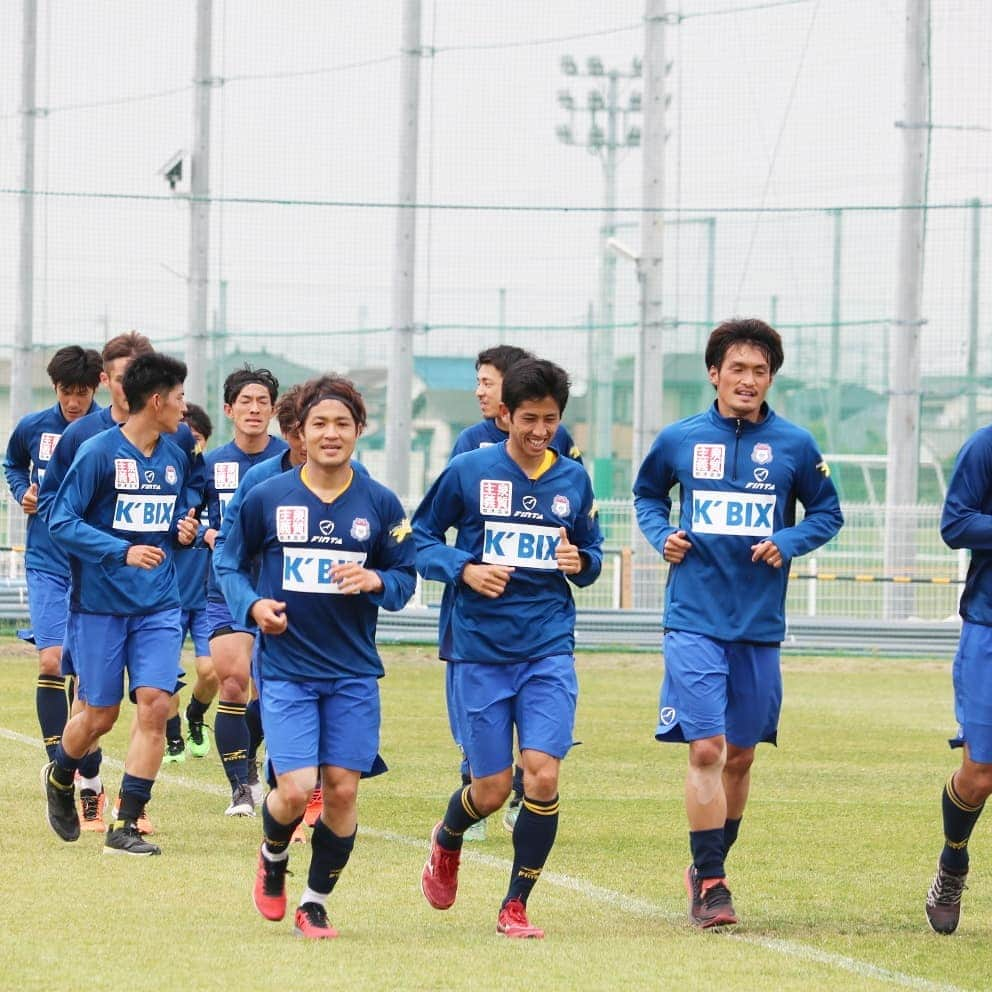 ザスパクサツ群馬さんのインスタグラム写真 - (ザスパクサツ群馬Instagram)「. 【Training photos📸✨】 . 会長杯を終え、今週はまたリーグ戦の再開です。 トレーニング後のダウン中の様子を。 ダウン中は走りながら先輩後輩関係なく話をしたり和やかな雰囲気です🏃 . . #ザスパクサツ群馬 #training #thespa #コーエィ前橋フットボールセンター」5月14日 21時05分 - thespakusatsugunma_official