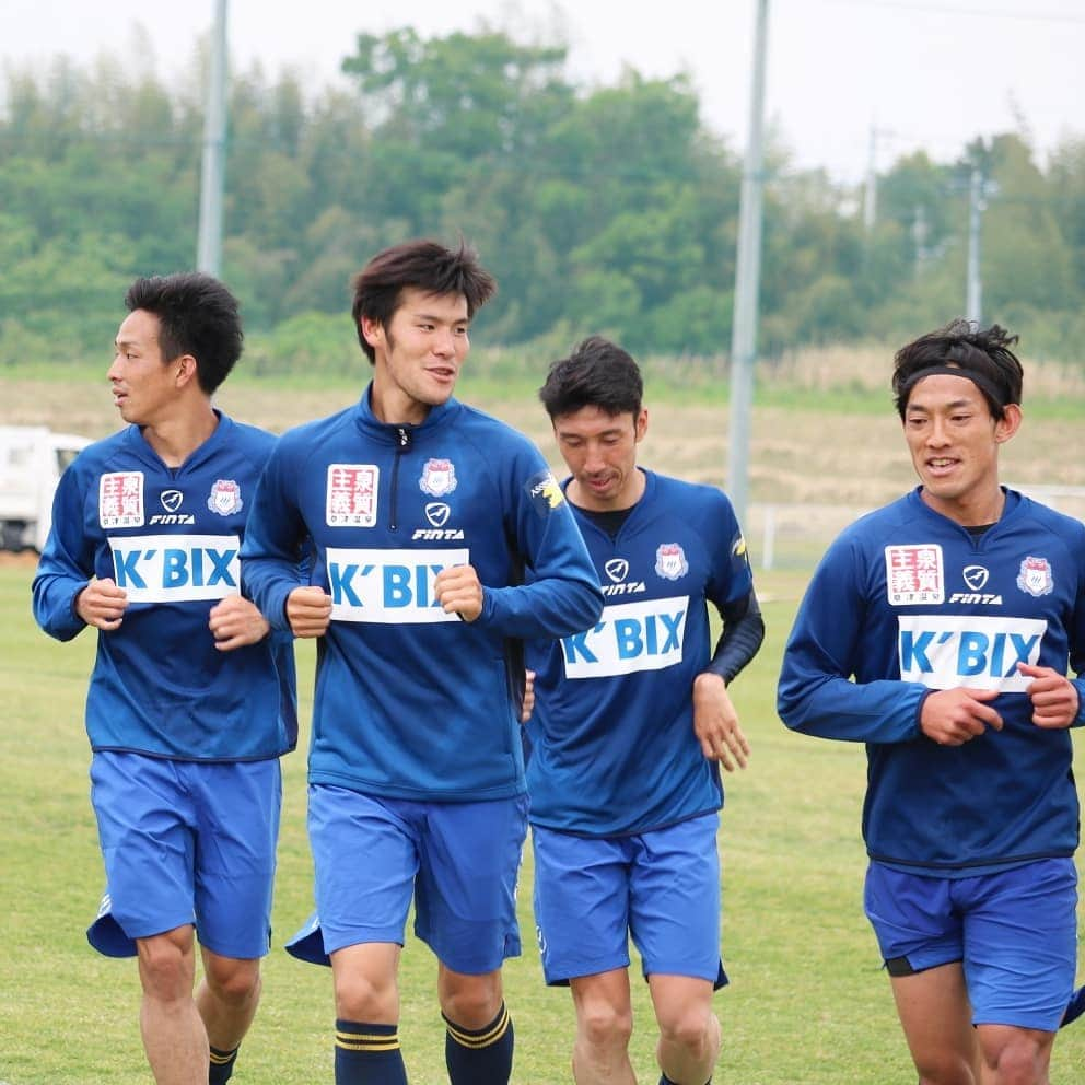 ザスパクサツ群馬さんのインスタグラム写真 - (ザスパクサツ群馬Instagram)「. 【Training photos📸✨】 . 会長杯を終え、今週はまたリーグ戦の再開です。 トレーニング後のダウン中の様子を。 ダウン中は走りながら先輩後輩関係なく話をしたり和やかな雰囲気です🏃 . . #ザスパクサツ群馬 #training #thespa #コーエィ前橋フットボールセンター」5月14日 21時05分 - thespakusatsugunma_official