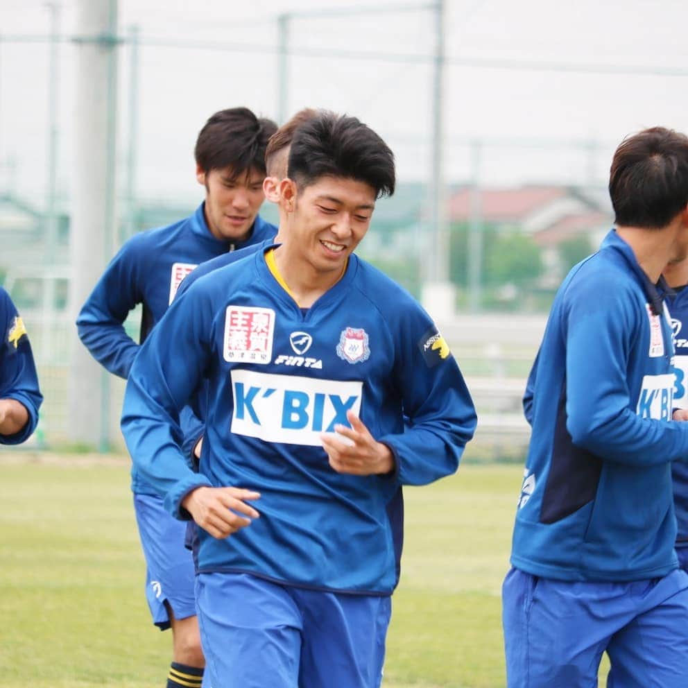 ザスパクサツ群馬さんのインスタグラム写真 - (ザスパクサツ群馬Instagram)「. 【Training photos📸✨】 . 会長杯を終え、今週はまたリーグ戦の再開です。 トレーニング後のダウン中の様子を。 ダウン中は走りながら先輩後輩関係なく話をしたり和やかな雰囲気です🏃 . . #ザスパクサツ群馬 #training #thespa #コーエィ前橋フットボールセンター」5月14日 21時05分 - thespakusatsugunma_official