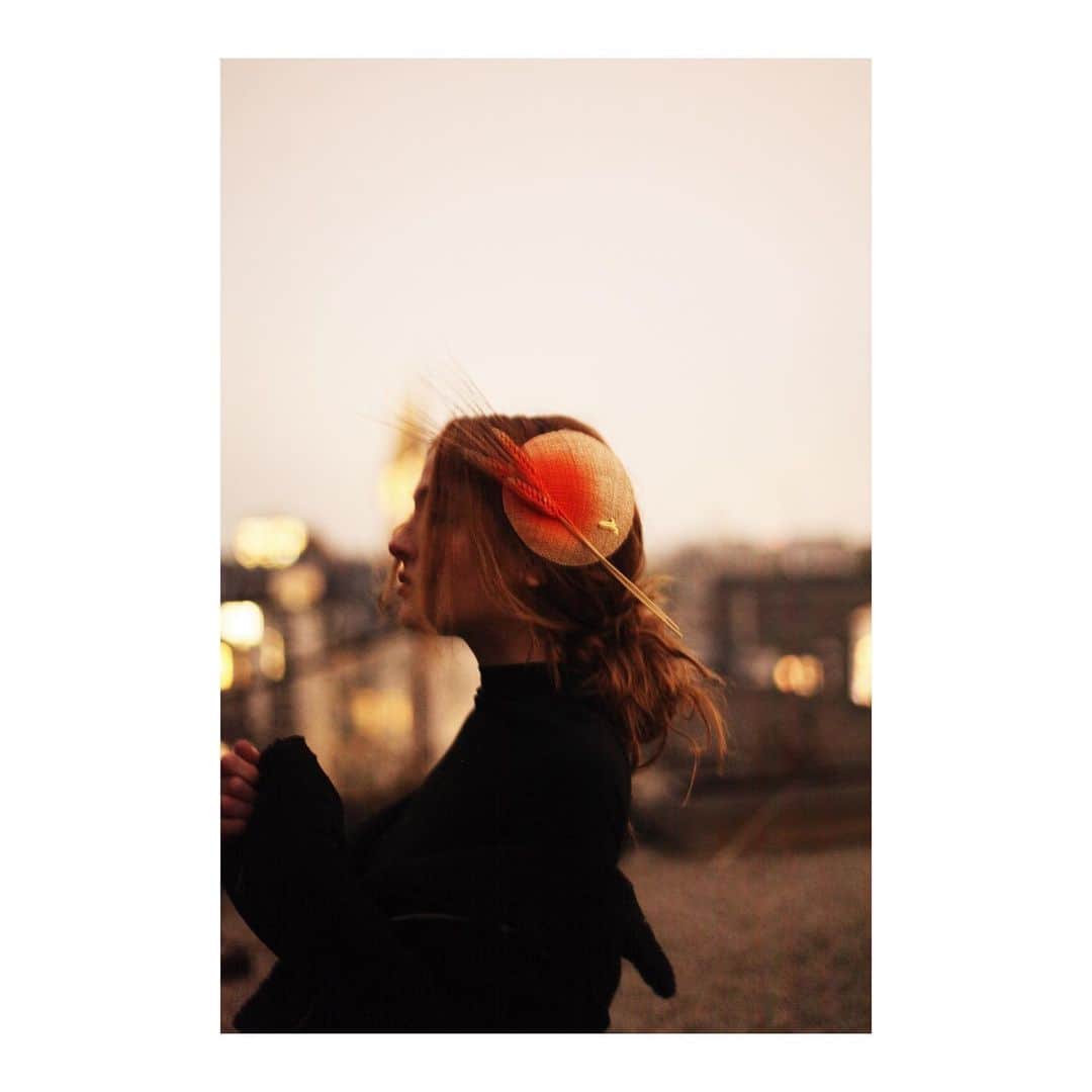 のインスタグラム：「Mühlbauer | #ss19collection ▫️ @nartuschka wears LONE. This one is a #kippa for #elegant summer events . It’s made of #baostraw , and is attached to the hair by a comb.  #fascinator #itpiece #hatmaker 📷 @ninakvk」