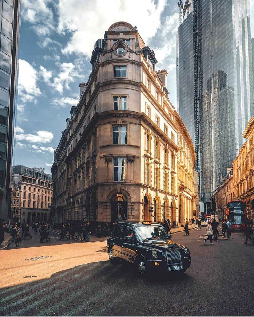 @LONDON | TAG #THISISLONDONさんのインスタグラム写真 - (@LONDON | TAG #THISISLONDONInstagram)「City vibes and low-light from @jhs.brgr 🔥 Who loves riding around #London in a classic taxi? ☺️🙋🏻‍♂️ Great shout! 🇬🇧❤️🇬🇧 #thisislondon #cityoflondon #londontaxi」5月14日 21時15分 - london