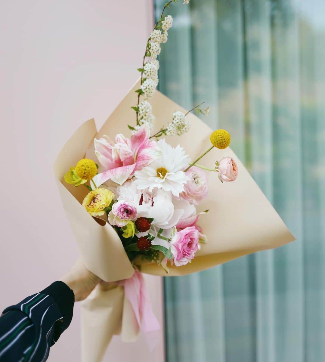 JF flower Shopさんのインスタグラム写真 - (JF flower ShopInstagram)「5월 15일 스승의날 9시 오픈입니다 🌸  Jf flower shop. . . . .#2019jfflowershop #jfflowershop #flower #florist #floral #flowerlesson #koreanflorist #flowerstagram  #koreanflower  #웨딩부케 #플로리스트 #플로리스트수업 #핸드타이드  #범계플라워레슨 #꽃꽂이 #플라워레슨 #꽃꽂이수업 #안양꽃집 #범계꽃집 #평촌꽃집 #과천꽃집 #인덕원꽃집 #동편마을꽃집 #포일동꽃집 #내손동꽃집 #의왕꽃집 #花#花艺」5月14日 21時10分 - jfflowershop