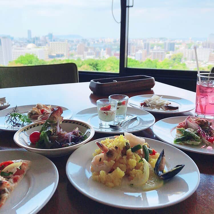 前田友香さんのインスタグラム写真 - (前田友香Instagram)「福岡市を眺めながらのランチ🤩✨﻿ ﻿ ﻿ ﻿ どれも﻿ 美味しかったぁぁあ♡﻿ ﻿ ﻿ やっぱカレーは絶対食べんとあかん！！！🍛﻿ ﻿ ﻿ ﻿ ﻿ ﻿ #ランチ﻿ #lunch﻿」5月14日 21時11分 - yukamaeda.maeyuka