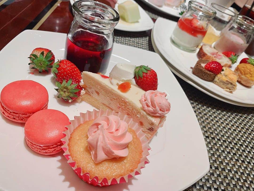 横町ももこさんのインスタグラム写真 - (横町ももこInstagram)「💖 . strawberry sweets buffet🍓 . 数ヶ月前から予約してたの〜🥰 . どれもかわいかったし美味しかった😋❤️ . 多分スイーツだけで4皿は食べたかな🍰💨 さすがにお腹いっぱい🤪❤️ . . #strawberrybuffet#ヒルトン東京#マーブルラウンジ#ストロベリーcatsコレクション#cats#猫#strawberry#strawberrysweets#ストロベリービュッフェ#スイーツビュッフェ#スイーツバイキング#strawberrycake#hilton#tokyo# sweets#食べスタグラム#インスタ映え#インスタ映えスイーツ#cafe#いちご#딸기#デザートビュッフェ#yummy#happy#cute#kawaii#かわいい#女子会 #japan#japanesemodel#model」5月14日 21時24分 - momochadayo