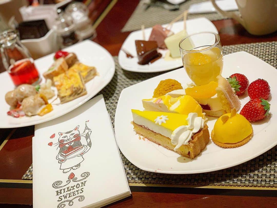 横町ももこさんのインスタグラム写真 - (横町ももこInstagram)「💖 . strawberry sweets buffet🍓 . 数ヶ月前から予約してたの〜🥰 . どれもかわいかったし美味しかった😋❤️ . 多分スイーツだけで4皿は食べたかな🍰💨 さすがにお腹いっぱい🤪❤️ . . #strawberrybuffet#ヒルトン東京#マーブルラウンジ#ストロベリーcatsコレクション#cats#猫#strawberry#strawberrysweets#ストロベリービュッフェ#スイーツビュッフェ#スイーツバイキング#strawberrycake#hilton#tokyo# sweets#食べスタグラム#インスタ映え#インスタ映えスイーツ#cafe#いちご#딸기#デザートビュッフェ#yummy#happy#cute#kawaii#かわいい#女子会 #japan#japanesemodel#model」5月14日 21時24分 - momochadayo