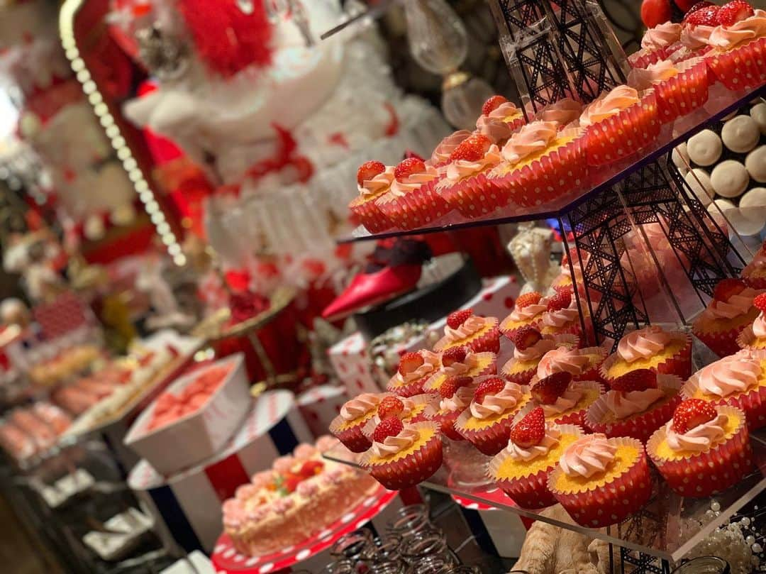 横町ももこさんのインスタグラム写真 - (横町ももこInstagram)「💖 . strawberry sweets buffet🍓 . 数ヶ月前から予約してたの〜🥰 . どれもかわいかったし美味しかった😋❤️ . 多分スイーツだけで4皿は食べたかな🍰💨 さすがにお腹いっぱい🤪❤️ . . #strawberrybuffet#ヒルトン東京#マーブルラウンジ#ストロベリーcatsコレクション#cats#猫#strawberry#strawberrysweets#ストロベリービュッフェ#スイーツビュッフェ#スイーツバイキング#strawberrycake#hilton#tokyo# sweets#食べスタグラム#インスタ映え#インスタ映えスイーツ#cafe#いちご#딸기#デザートビュッフェ#yummy#happy#cute#kawaii#かわいい#女子会 #japan#japanesemodel#model」5月14日 21時24分 - momochadayo