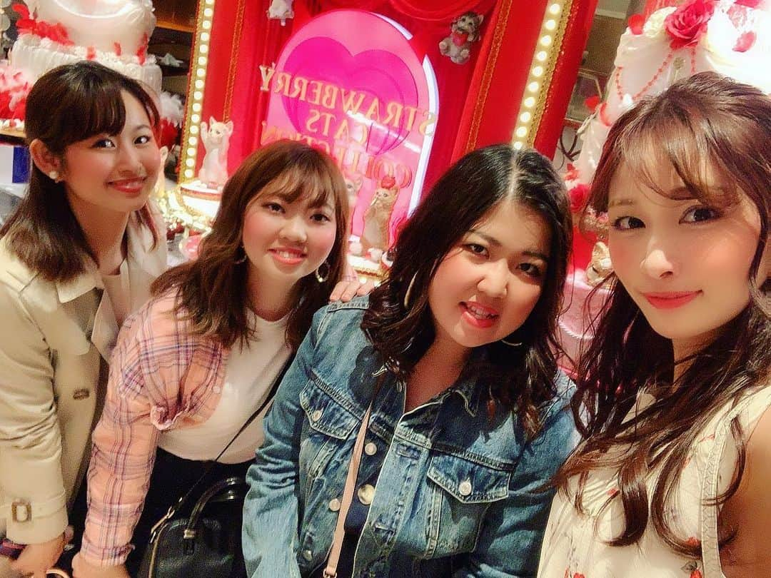 横町ももこさんのインスタグラム写真 - (横町ももこInstagram)「💖 . strawberry sweets buffet🍓 . 数ヶ月前から予約してたの〜🥰 . どれもかわいかったし美味しかった😋❤️ . 多分スイーツだけで4皿は食べたかな🍰💨 さすがにお腹いっぱい🤪❤️ . . #strawberrybuffet#ヒルトン東京#マーブルラウンジ#ストロベリーcatsコレクション#cats#猫#strawberry#strawberrysweets#ストロベリービュッフェ#スイーツビュッフェ#スイーツバイキング#strawberrycake#hilton#tokyo# sweets#食べスタグラム#インスタ映え#インスタ映えスイーツ#cafe#いちご#딸기#デザートビュッフェ#yummy#happy#cute#kawaii#かわいい#女子会 #japan#japanesemodel#model」5月14日 21時24分 - momochadayo