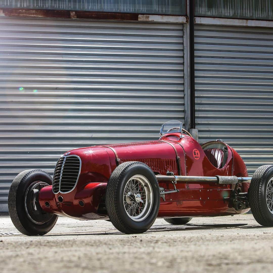 Maserati Japan | マセラティ ジャパンのインスタグラム：「シチリア島で開催されていたタルガ・フローリオは、世界で最も古く、最も有名な自動車レースのひとつです。今年は1939年ルイージ・ジジ・ヴィッロレージがハンドルを握るマセラティ・ティーポ6CMが感動的な勝利を飾ってから80年を迎えます。1935年に生み出されたティーポ6CMは、30年代のレースで輝かしい結果を残し、マセラティの技術力の高さを世界に知らしめました。 #Maserati #マセラティ  #MaseratiJapan #マセラティジャパン」