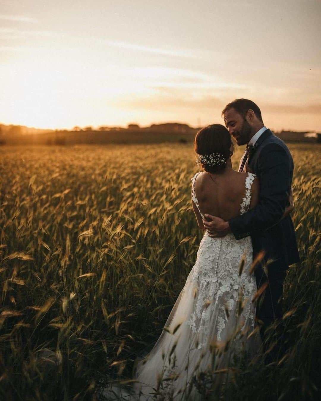 Pronoviasさんのインスタグラム写真 - (PronoviasInstagram)「A beautiful landscape, a magical sunset and the love of her life... Tanya was radiant in the Dasha dress. Congratulations! Discover it through the link in bio. #PronoviasStylishBride (Photo: @mariola.zoladz)」5月14日 21時26分 - pronovias