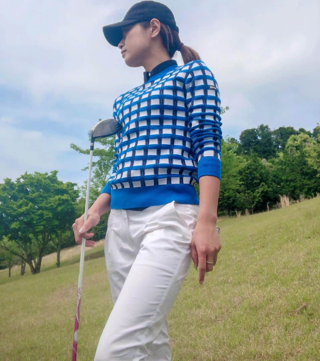 彩海のインスタグラム：「. . 令和初ゴルフ⛳️ 2019年初ゴルフ⛳️💦 . . ウェアは全身スリクソン by デサント！ @srixonbydescente . カタチが綺麗でお気に入り！ . . スコアは100でしたがw バーディ2つとれて喜ぶ下手くそです💁‍♀️ . 久しぶりのゴルフ楽しかった⛳️ . . . #ゴルフ#ゴルフ女子 #ゴルフコーデ #ゴルフウェア #ゴルフ好き #ゴルフ初心者 #golf#golfwear #srixonbydescente #golfgirl」