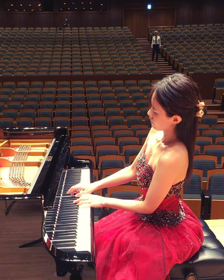 中園理沙のインスタグラム：「Look at that gentleman walking at a distance 🤭I thought he had something to tell me, but he just drank something! 🤫🙊 (I thanked him for his consideration!!) 🎹 Beethoven: Piano Concerto No. 5 ※Here's a clip from my dress rehearsal. 客席後方の紳士にご注目🤓きっと私に伝えたい事がおありだったのでしょう🤭でも、最後は何かをお飲みになり(！)リサーサルを止めないよう配慮して下さったお姿に感激なのでした🤗 ・・・ DMは使用しておりません。 ・・・ #piano #pianist #music #beethovenpianoconcerto5 #pianoconcert #classicalmusic #classicalpianist #musician #pianolove #pianoforte #lisanakazono #ピアノ #ピアニスト #中園理沙 #ベートーヴェンピアノ協奏曲第5番」