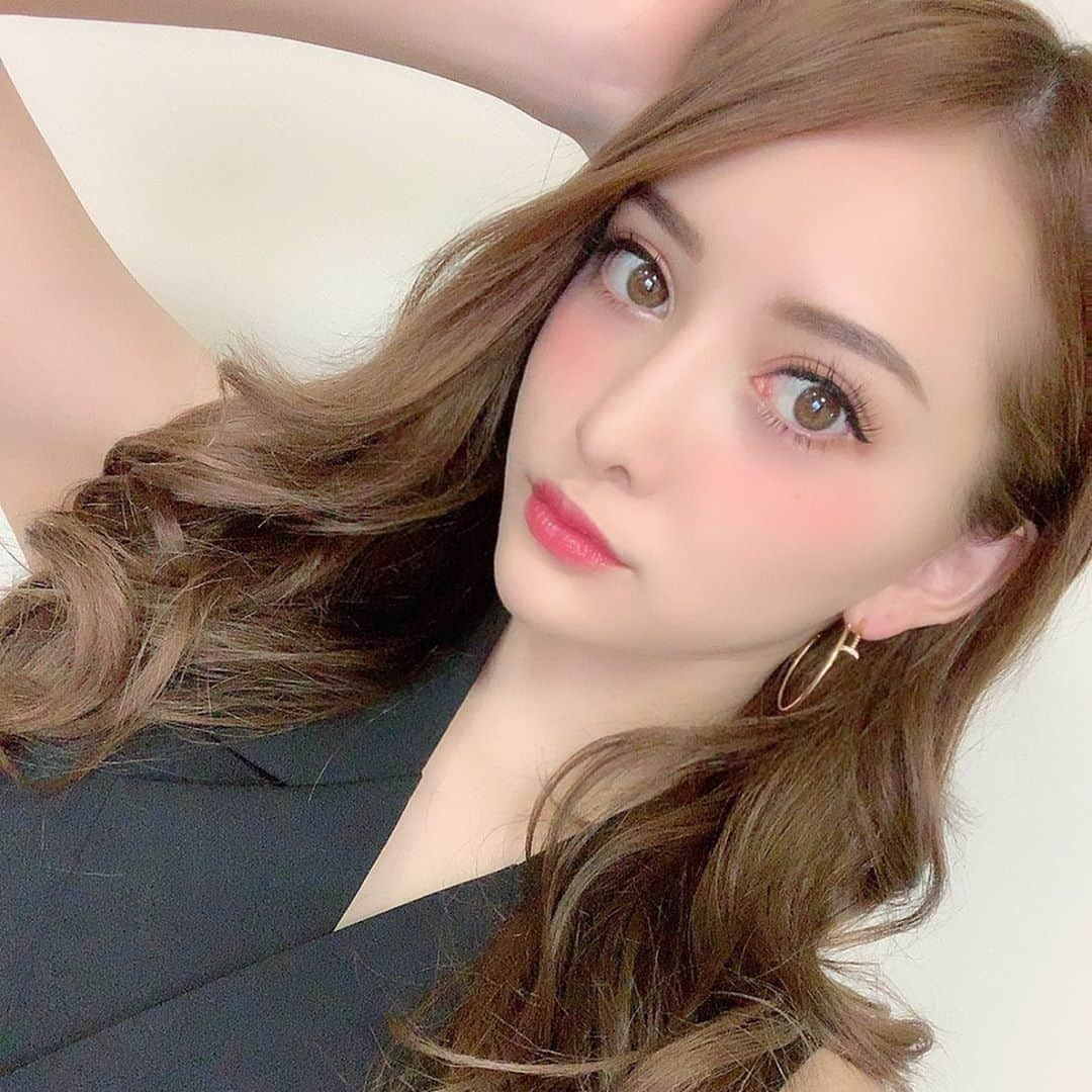 伊東亜梨沙さんのインスタグラム写真 - (伊東亜梨沙Instagram)「🖤🖤🖤 . . マツエクのお姉さんに "伊東さんはマツエクしてても睫毛減らないですねぇ"って言われて嬉しい私です😏笑 色んな物試してきたけど私が落ち着いたのはまつげサプリ @lumilush_official ✨💊 飲むだけだから手軽だしちゃんと効果も感じられる優秀品💕 . . #ルミラッシュ」5月14日 21時32分 - arisa__917m