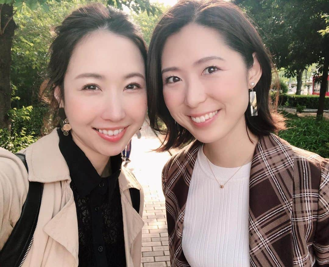 崎本ゆかりさんのインスタグラム写真 - (崎本ゆかりInstagram)「⍣ ちーが東京に来てくれました❤︎ 緑がたくさんのこの場所、気持ちよくて好き。 また行こう☺︎ . . #latergram#lunch#green#nature#love#friends#happy#fun#selfie#tokyo#memories  #ランチ#500円ランチ#下町#自然#目の前にロボコップ先輩#どすこい#東京#また来てね#愛する妹#友達#姉妹#似てるかな？#🌿」5月14日 21時32分 - yukariiiin5