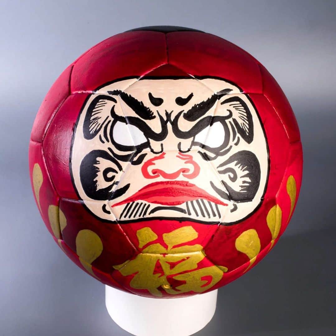 フェルナンド・トーレスのインスタグラム：「Os invito a participar en la subasta Balones Solidarios, a la que aporto este balón que hemos decorado. Todo lo recaudado se destinará a @fundelaoficial para combatir la ELA. Plazo hasta el 30 de mayo! / I invite you to take part in the charity auction Balones Solidarios. I'm contributing with this customized ball. All the money raised will be used to fight ALS with @fundelaoficial . The deadline is set for next May the 30th! ⚽️ + Info 👉🏻 bit.ly/2W62dik  #BalonesSolidariosSantander @Santander_es」