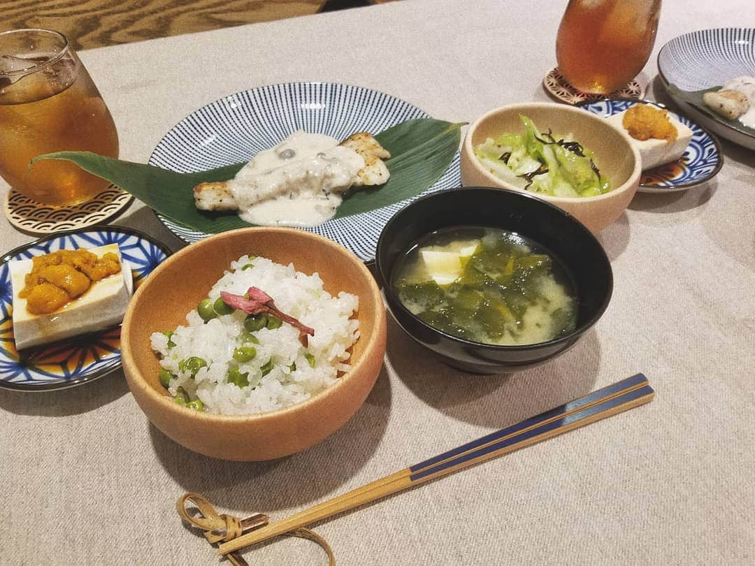 neokazumiさんのインスタグラム写真 - (neokazumiInstagram)「﻿ お隣さんから﻿ ﻿ スナップエンドウ﻿ もらったから﻿ ﻿ 今夜は豆ご飯🍙﻿ ﻿ #おうちごはん#ばんごはん#neokazumiめし#豆ご飯」5月14日 21時34分 - neokazumi