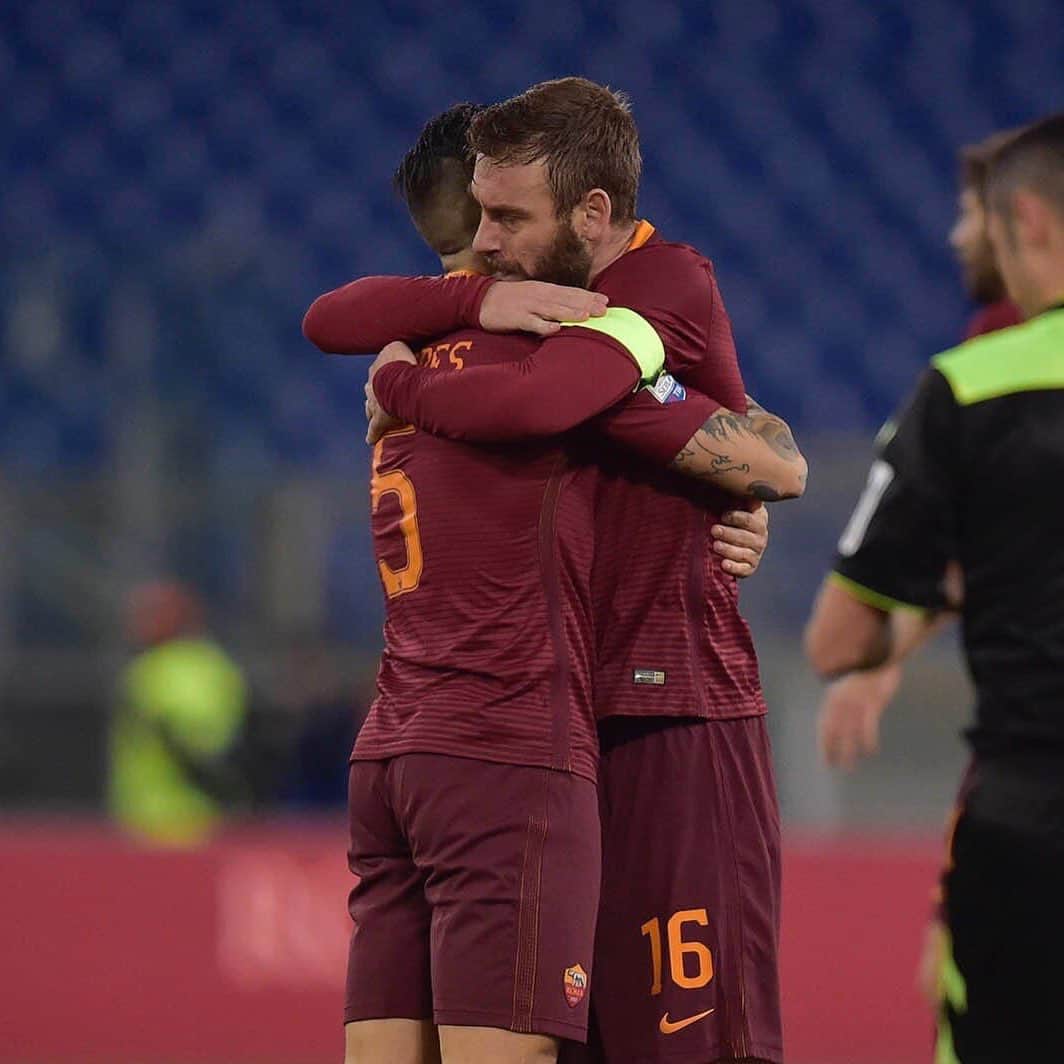 レアンドロ・ダニエル・パレデスのインスタグラム：「Ho avuto la fortuna di conoscerti e di giocare insieme a te 👏🏽⚽️ ti auguro tutto il meglio perché lo meriti 💪🏽 grazie di tutto amico 👏🏽❤️ ti voglio bene gordo 🐷」