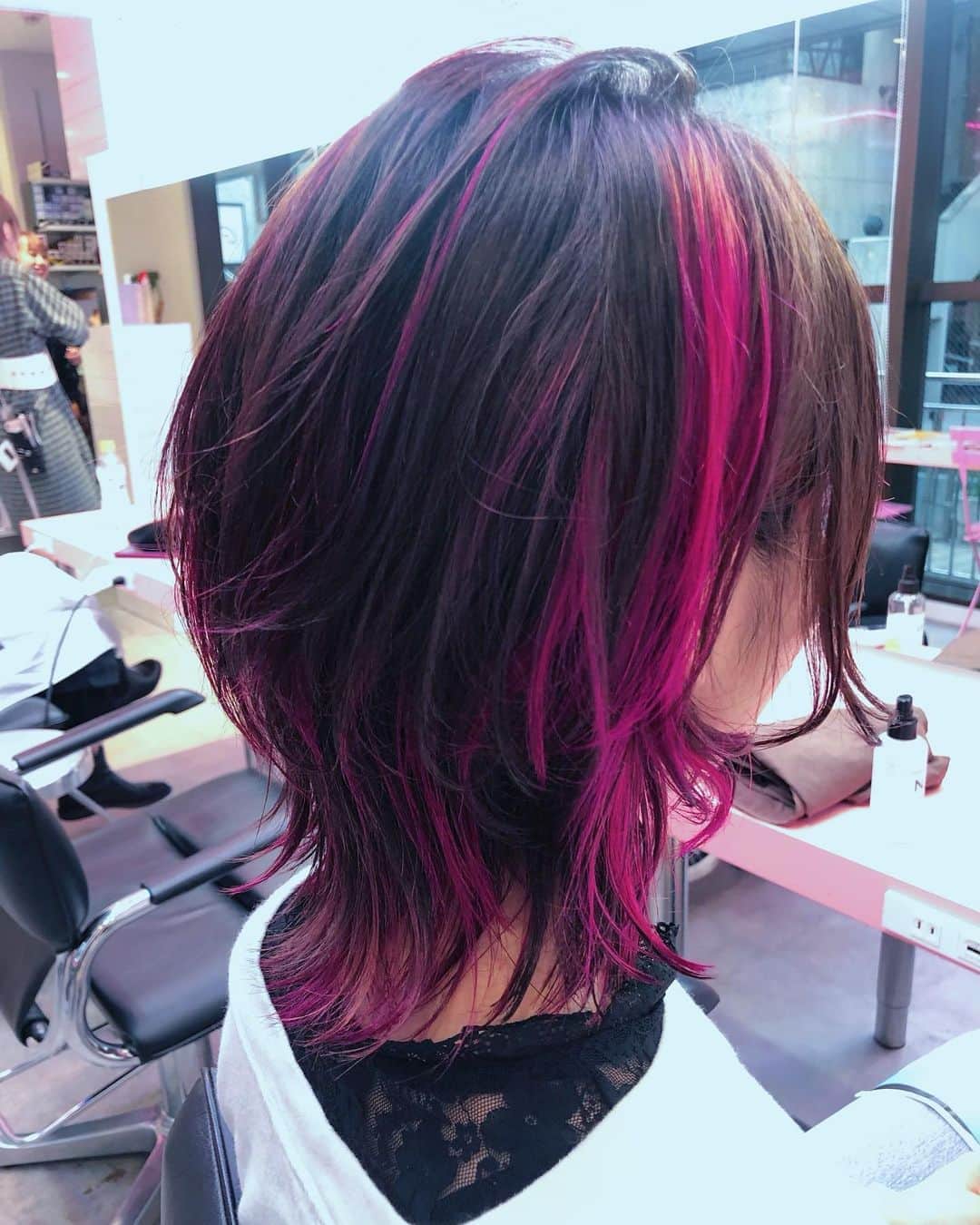 朝日奈丸佳さんのインスタグラム写真 - (朝日奈丸佳Instagram)「#newcolor #newhair  #ショートウルフ #ピンクメッシュ  毎日を鮮やかにしたいから。 気分のあがる最高の魔法だよ。  ロックでがおー！な髪色にしたった！ ライブに向けて調整。」5月14日 21時37分 - madoka_maru_hina