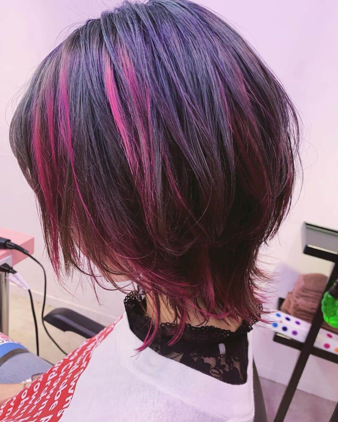 朝日奈丸佳さんのインスタグラム写真 - (朝日奈丸佳Instagram)「#newcolor #newhair  #ショートウルフ #ピンクメッシュ  毎日を鮮やかにしたいから。 気分のあがる最高の魔法だよ。  ロックでがおー！な髪色にしたった！ ライブに向けて調整。」5月14日 21時37分 - madoka_maru_hina