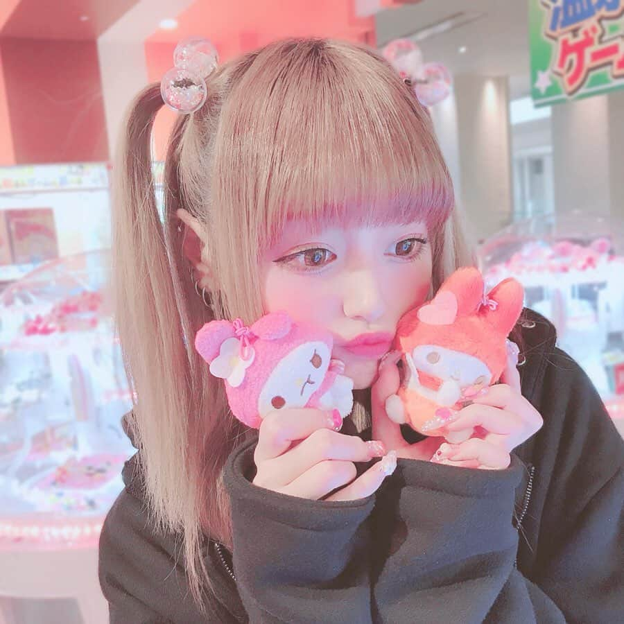 あかりさんのインスタグラム写真 - (あかりInstagram)「どーもめろたんホイホイでちゅ。🥺🎀 ゲーセンでめろたんをみつけたら おむかえせずにゎいられないおで😚💓💓💓 さいきんほかのサンリオキャラばっかりで ちょっとつらめろ。🥺めろたーん...。 でも またちょこちょこ みるよーになって めろたんホイホイゎよろこんでおる！🥰🎀💓💓💓 このめずらしーおこぷんめろたん おきにいり！😠🎀💨 ぱっとみドキンちゃんカラー🧡のめろたんも てんしのはね👼🏻はえてて かぼちゃぱんちゅ。🍼はいてるしもーお ばぶみぃぃぃ🤱🏻💓ベイビーエンジェルマスコットってゆーなまえがちゃむい。👼🏻🍼💗 さいごにのせた キラキラめろたんの キラキラぐあい ハンパないからみて😆✨✨✨わら こんかいの北海道の旅でゎめろたん5ひきぐらい おむかえできたから まんぞくじゃー🥰🎀✨ #あかちゃむとめろたん #めろたんホイホイ #ゲーセン中毒 #ゲーセン女子 #ゲーセン大好き #ufoキャッチャー大好き #めろたんLove」5月14日 21時40分 - akachamxx