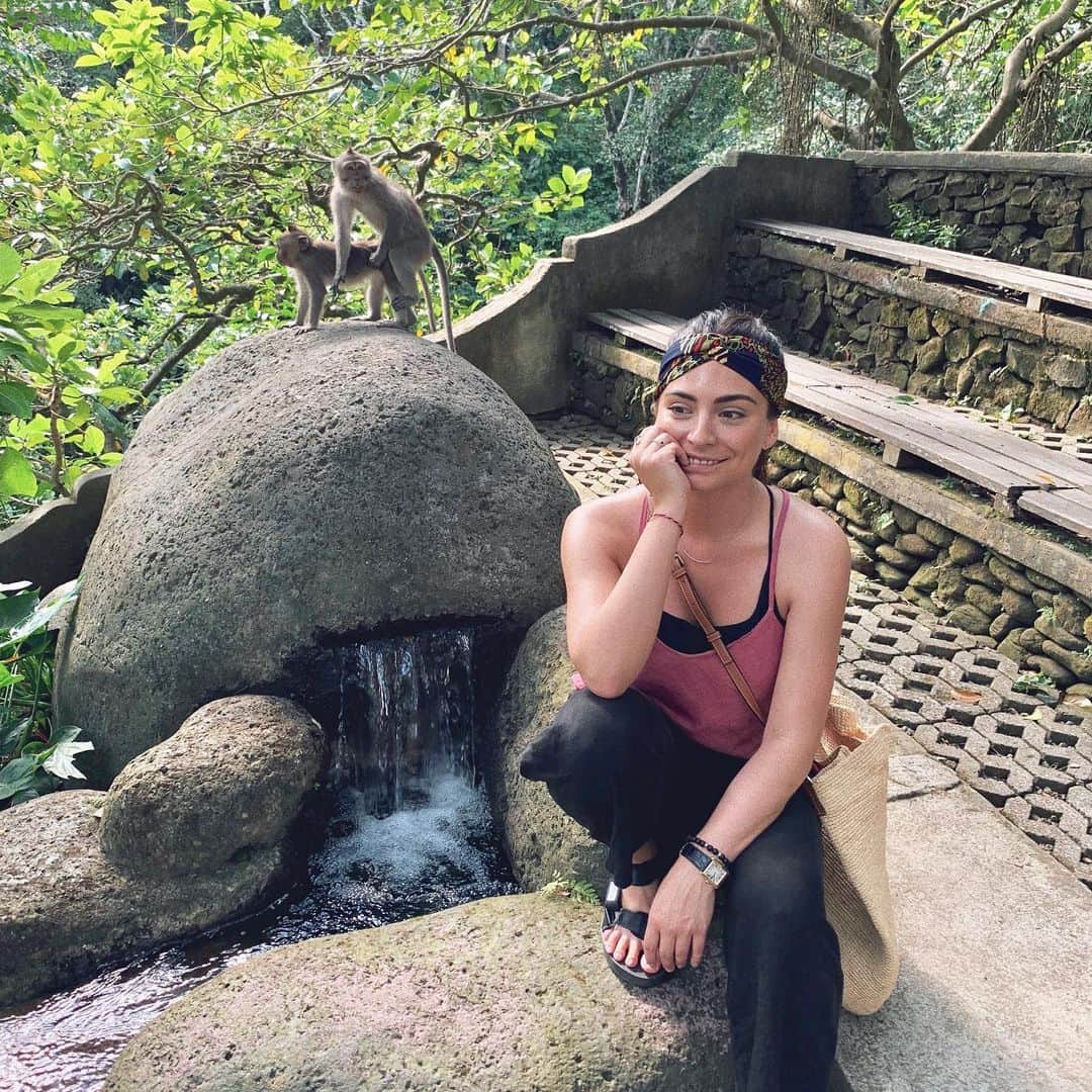 Ana Brenda Contrerasのインスタグラム：「The “bigotito sudado” series presenta: third wheeler 🙈🙊🙉🐒💕 o “yo en el amor “ .... que título le pondrías? 😂」