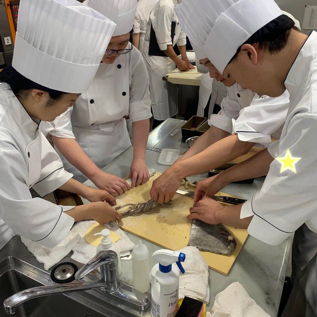 東京ベルエポック製菓調理専門学校さんのインスタグラム写真 - (東京ベルエポック製菓調理専門学校Instagram)「今週の製パンの授業！ 折り込みをしたパンの実習です🍞再来週に控えたクロワッサンのために大きい機械を使って練習です✨  #パティシエ #実践科 #チョコマーブルブレッド #リュスティック  #動画で #在校生が授業レポート」5月14日 21時46分 - belleseika