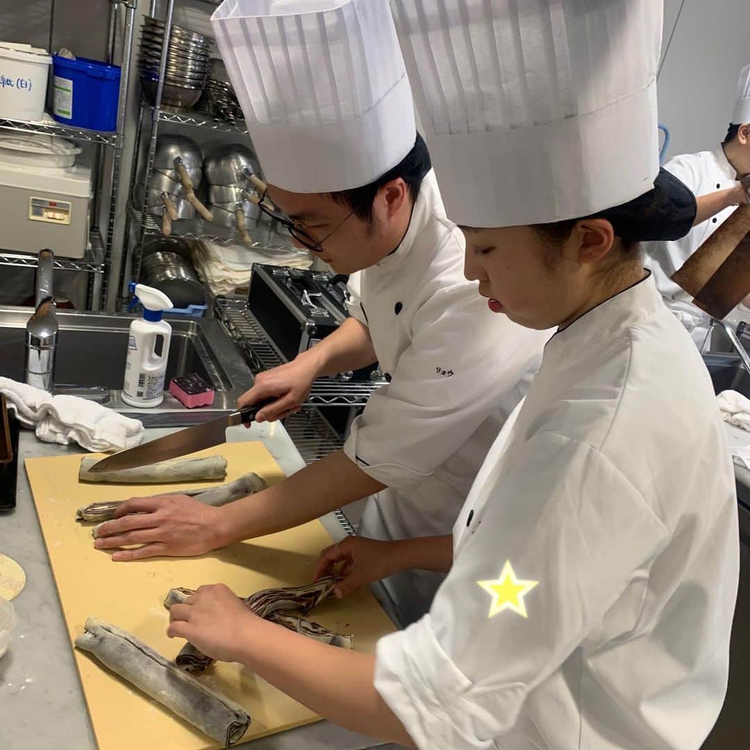 東京ベルエポック製菓調理専門学校さんのインスタグラム写真 - (東京ベルエポック製菓調理専門学校Instagram)「今週の製パンの授業！ 折り込みをしたパンの実習です🍞再来週に控えたクロワッサンのために大きい機械を使って練習です✨  #パティシエ #実践科 #チョコマーブルブレッド #リュスティック  #動画で #在校生が授業レポート」5月14日 21時46分 - belleseika