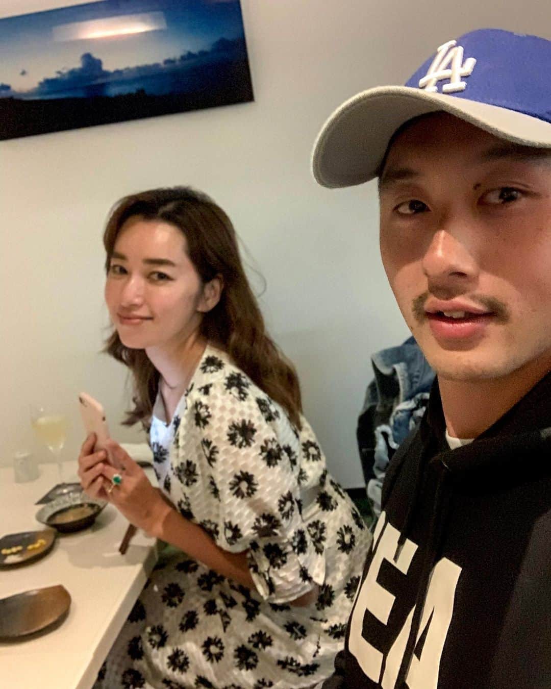 柴田翔平のインスタグラム：「LA行きたい〜🇺🇸 2人とも仕事で疲れてたので久々の家族で外食✌️ #dinner #旅行行きたい#後ろの写真が綺麗  #食事の時は帽子は脱ぎます」