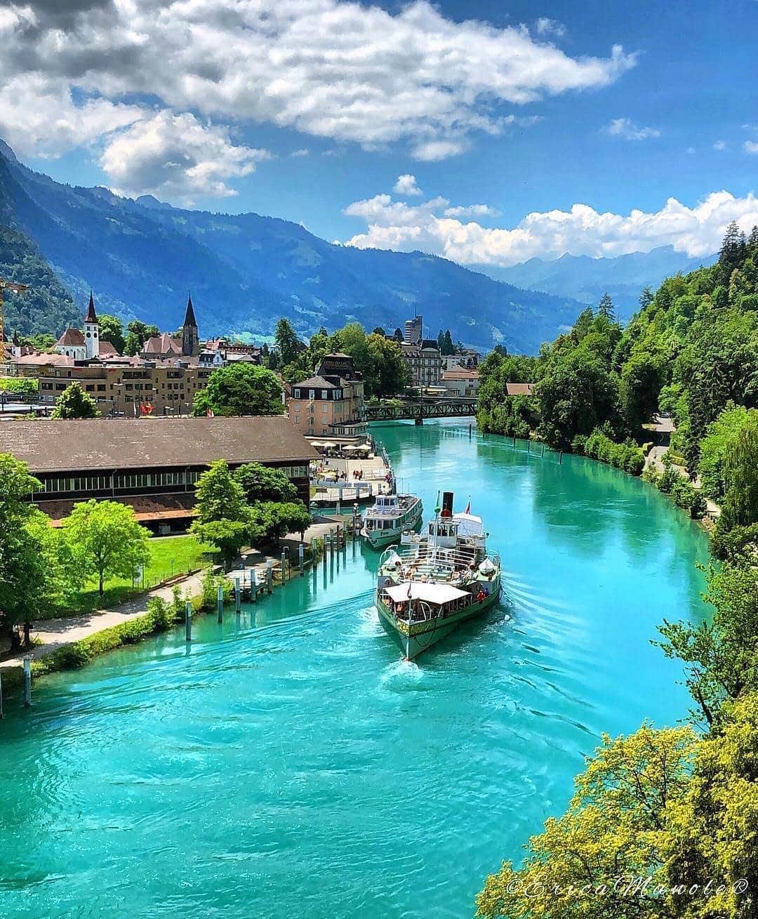BEAUTIFUL DESTINATIONSさんのインスタグラム写真 - (BEAUTIFUL DESTINATIONSInstagram)「With trains, boats, and cable cars all at your disposal- Interlaken makes for a great getaway. Take a dip in Lake Brienz or explore St Beatus Caves! (📷: @swissmonamour 📍: Interlaken, Switzerland)」5月14日 21時53分 - beautifuldestinations