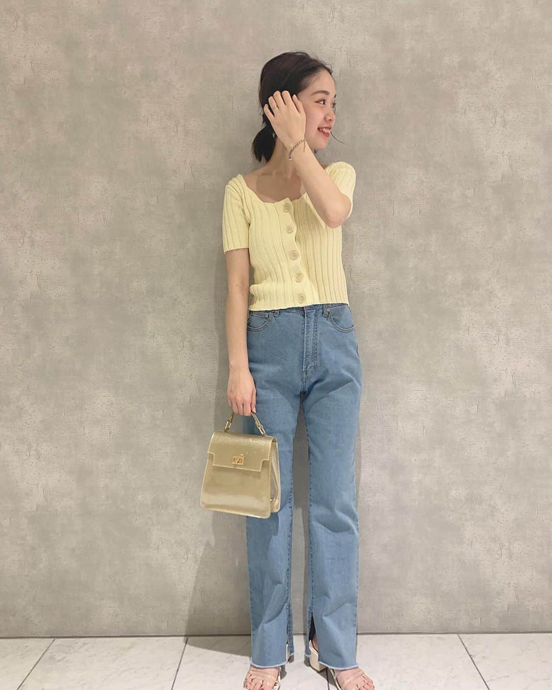 のインスタグラム：「この柔らかいイエローと デニム合わせが好き🍋🍋🍋 . . やっぱりなんだかんだデニムが 一番落ち着くな👖 . . #whoswhochico #chico_mio」