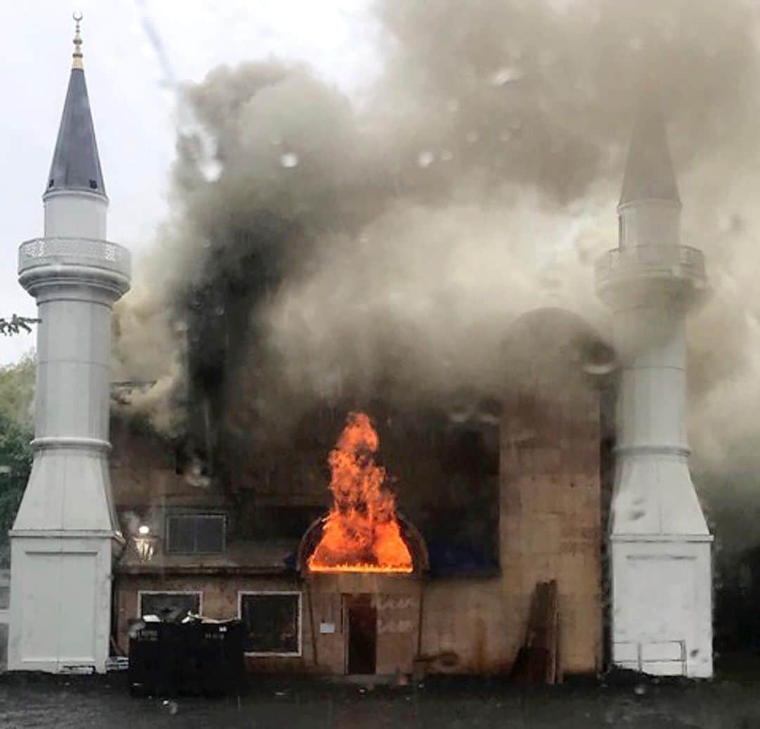 NBC Newsさんのインスタグラム写真 - (NBC NewsInstagram)「A weekend fire at a #NewHaven, #Connecticut, mosque was intentionally set, the city’s fire chief said Monday. The fire, which broke out on the first day of #Ramadan, caused significant damage to the mosque and the building is now uninhabitable. Click the link in our bio to read more. . 📷 Lina Biroscak via @apnews」5月15日 3時24分 - nbcnews