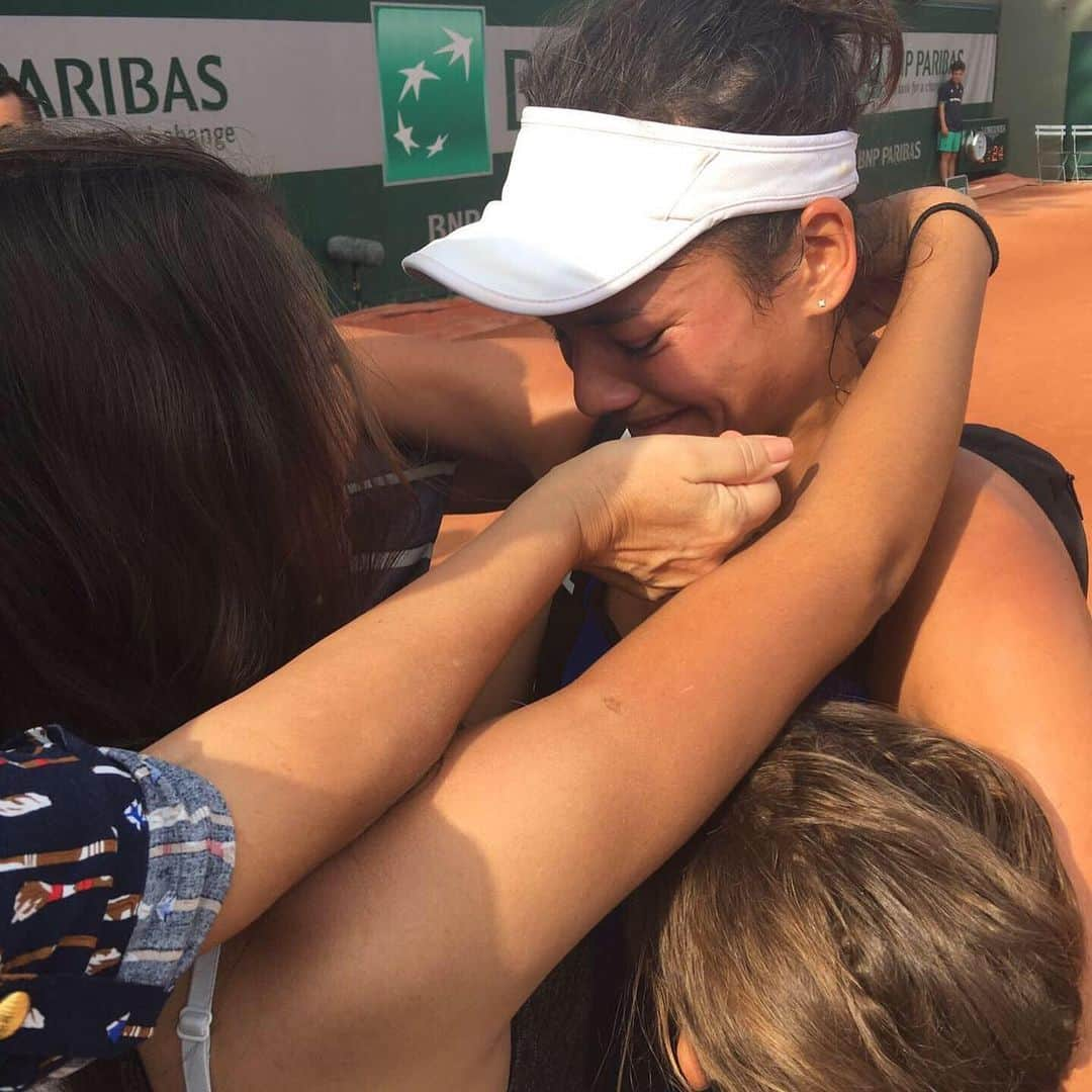 アリゼ・リムさんのインスタグラム写真 - (アリゼ・リムInstagram)「This is how I exited the court the last time I played a Grand Slam, at Roland Garros 2017.  I tore both my adductors during that match, I was so worried and in pain every single step, I struggled to run, thought I would have to retire, but the crowd was so amazing that it carried me through the whole match, they managed to turn it into an incredible moment and I ended up almost winning the second set somehow. I’d just come back from a knee injury, and after that tore my adductors again twice that summer 2017. The year 2018 has been even worse as I tore my abs twice, then tore a ligament in my foot and finished the year with a tendinitis in my other foot.  I’ve just been announced I won the Wild Card for the qualies of Roland Garros this year, through the French race system. I won’t say anything more, you can only imagine how happy I feel about stepping on the court there again, two years later. 💙💙💙💙💙」5月15日 3時26分 - alizelim