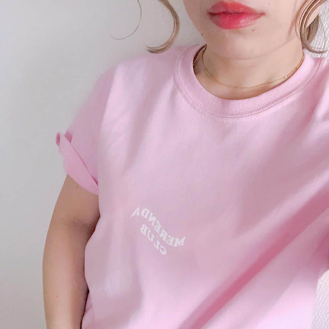 のインスタグラム：「少し大きめのサイズ感も色味も着心地も◎ これは 夏 ヘビロテだな〜 🍋 本当はロゴ真ん中なんだけど、何故か寄ってる🤷🏼‍♀️ ・ ・ ・ #Tシャツ#ファッション#コーデ#ママコーデ#ロンハーマン#ロゴt  #burrostudio#milano#ronherman#tshirt#pink#fashion#shopping#followme#instafashion#instafashion#newin#code#ena_ootd#ootd」