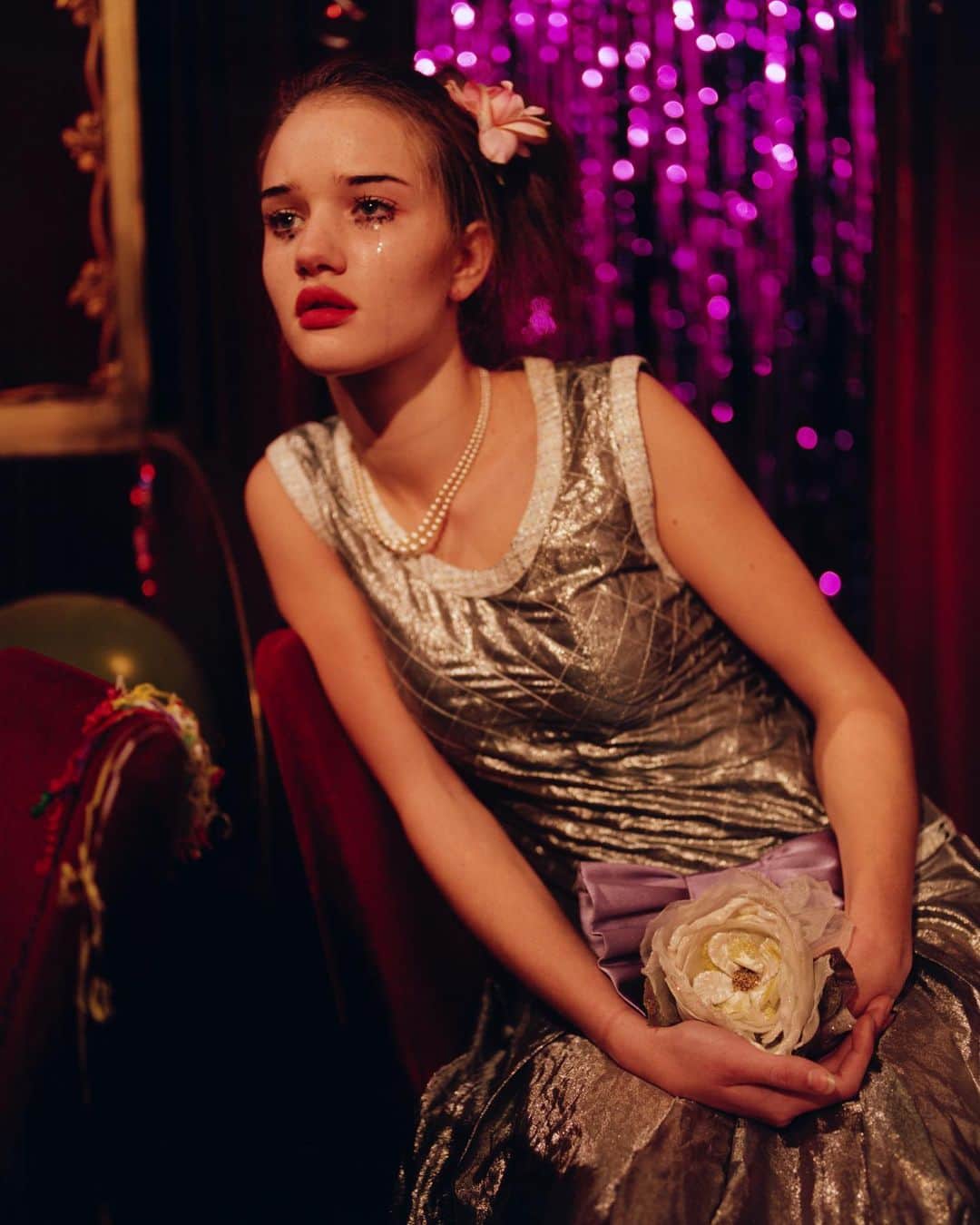 カーター・スミスのインスタグラム：「@rosiehw as the prom queen who caught her boyfriend with someone else. Shot for @voguejapan on film before I did any retouching on any if my images. Makeup by @deborahstonetv. Hair by @kenorourke1 Styled by @cathykasterine . Rosie was 16 and this was one of her very first jobs.」