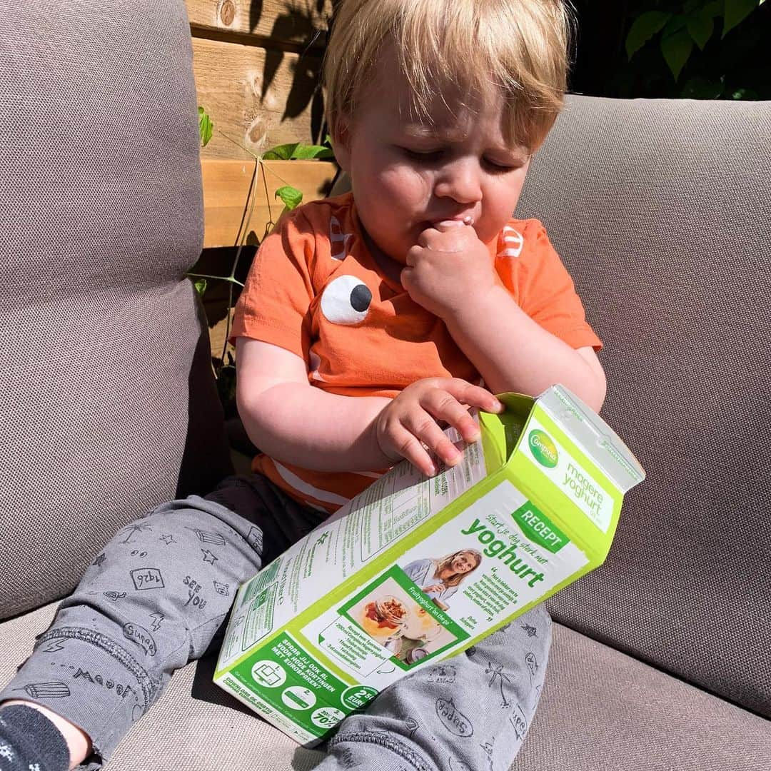 ダフネ・シパーズさんのインスタグラム写真 - (ダフネ・シパーズInstagram)「I guess my nephew Fedde didn’t care much about his aunt on the @Campina_nl yoghurt carton. Just wanted to finish it... 😅😋🧡」5月14日 22時09分 - dafne_schippers