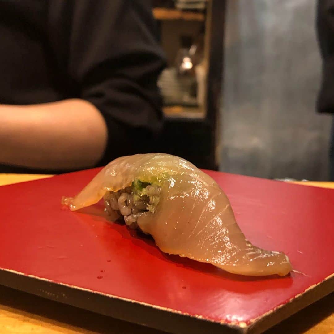 梅谷安里さんのインスタグラム写真 - (梅谷安里Instagram)「🦑🦑🦑 知り合いの方にお席を譲ってもらい前々から楽しみにしてた"墨や"へ🦑 イカのお刺身が最高だった！！！ ・ ・ 美味しいしコスパも最高💯 お店の方も気さくで楽しい時間でした😊 #墨や#お寿司#大阪 #sushi#あんグルメ #予約の取れないシリーズ」5月14日 22時11分 - anriworld