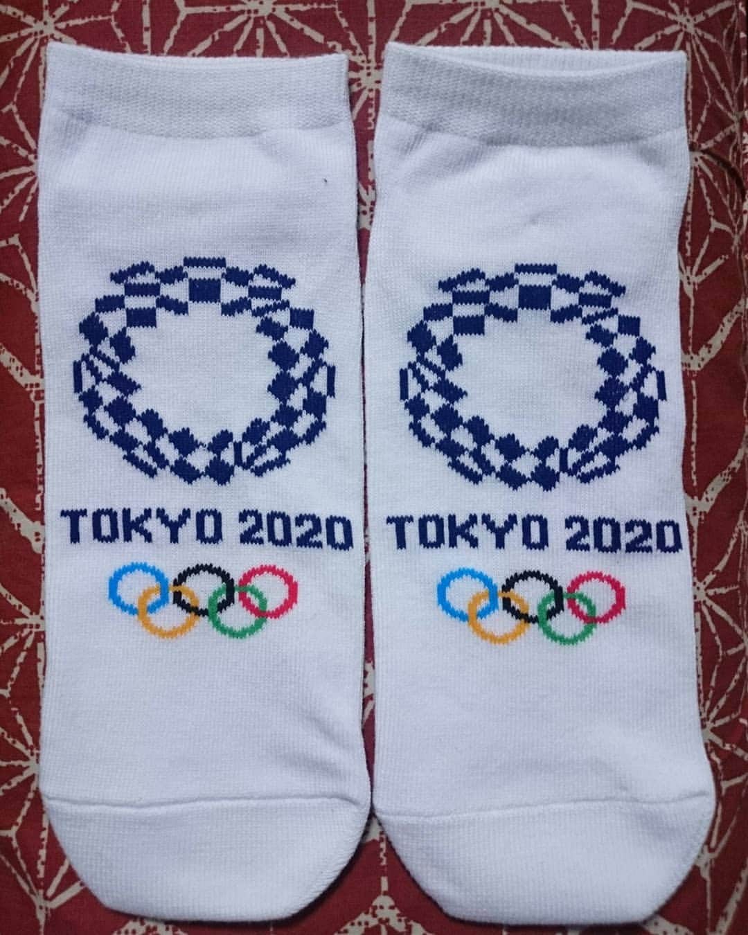 キートンのインスタグラム：「3カ月前、ムチムチの可愛い女の誕生日に、ボケのつもりで東京オリンピックの靴下をプレゼントしたらウケた。 そしたら自分でも欲しくなって買いに行ったら無くて、今日やっとレイクタウンで見つけた。 カワイイ、嬉しい。 私の東京オリンピックは始まっている。  #靴下 #東京2020 #TOKYO2020 #キートン」