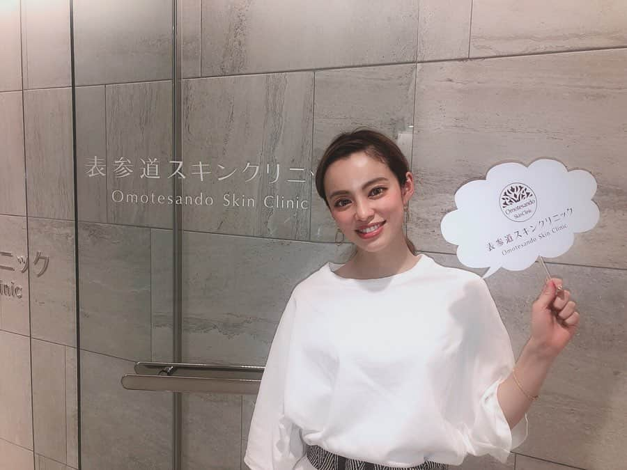 SHO-NOさんのインスタグラム写真 - (SHO-NOInstagram)「先週、#表参道スキンクリニック @omotesando_skinclinic の名古屋院に行ってきました！ 名古屋院にて白玉点滴打ってもらってきました～💪💪 . . 中学時代陸上部でガングロシミおばけ👻だったから早くどうにかしないとどうしにかしないと！って思ってたんだけど、24歳にしてやっとこさ初めての白玉点滴行きました！！！ . . 本当に恐ろしいほど黒かったんだけど、てゆかそもそもあたしらの世代はまだRanzuki世代だから(爆)日焼けすることにまっっっったく抵抗なくて、むしろ黒肌かわいくね🤙👅？みたいな感覚だっただよwww . それが時代が回って透明感溢れる白肌がモテるとか勘弁して .  でもね！！！！！ 陸上部のときに日焼けしまくったガングロシミおばけでも白玉点滴で改善できるだよ！！！恐ろしい！！！ やってみたいーやってみたいーってずっと思っててやっとできた😭💗 . . 白玉点滴ってゆーてもふつうにただの点滴とおなじ！ あの食中毒とかなったときに打つようなやつとおなじ！笑 注射苦手な人は無理かもしれんけど、キレイになるためならいけるに . . 名古屋院 @omotesando.nagoya の方々も本当に親切で😭突然だったにも関わらず快く受け入れてくれて本当にありがとうございます😭神対応 . . 3枚目とかバカシュールだけどあんなかんじww30分間だからふつうに携帯でアニメとか見てれる余裕あるよ . . ☑️肌のくすみが気になる ☑️紫外線や日焼けが気になる ☑️肝斑が目立つ ☑️顔以外にも体も美白したい ☑️日常生活に支障のない治療をしたい ☑️治療を短時間で済ませたい って方は本当におすすめ！！ . . あたしも次の日朝起きたら「大丈夫か？」ってくらい肌白くなった！ 本当に化粧映えする！続けたい！😤😤色白美人目指して頑張ろ！ . . また名古屋に予定があるとき名古屋院よります～💪💪 . . #スキンケア #白玉点滴 #白玉注射 #美白 #色白 #美白ケア #美白美容液 #美容クリニック #名古屋美容院 #名古屋美容クリニック #栄 #美容」5月14日 22時13分 - shono.contact