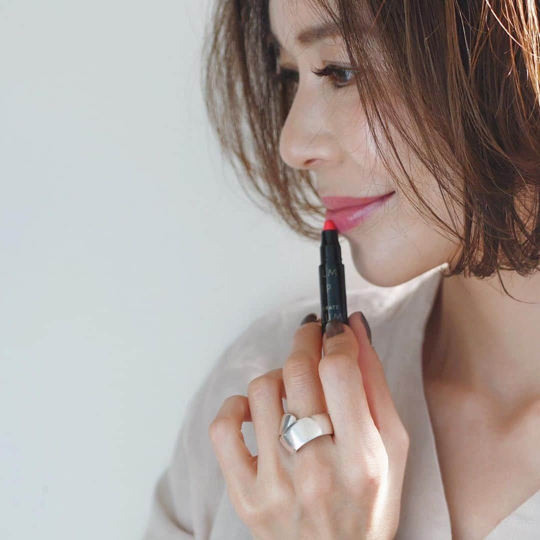 j.chikaさんのインスタグラム写真 - (j.chikaInstagram)「ロケット鉛筆みたいにつながるコスメ💄﻿ ﻿ ﻿ #インテグレート の﻿ 大人気のつながるプチクレヨン﻿ 「ポーチインコスメ」シリーズ✨﻿ ﻿ ﻿ これ、小さくて可愛くて﻿ 安くて使える😍﻿ ﻿ ﻿ つや×マットの2種のバームリップが1本に💄 ﻿ 新色の大人なローズ系🌹﻿ ヘルシーなオレンジ系🍊﻿ どちらのカラーも発色綺麗﻿ 重ねてもよかった！﻿ ﻿ ﻿ 濡れキラ質感のアイシャドウもあって﻿ 落ち着いたブラウンは万能👌﻿ グリッターゴールドは涙袋にぴったり✨﻿ スルスル柔らかで描きやすく﻿ 安っぽくないです﻿ ﻿ ﻿ バラバラにして好きな色だけつなげて﻿ ポーチに入れられるからミニバッグの時に嬉しい😊﻿ ﻿ ﻿ 全国のローソンで限定販売しているそうです﻿ これで500円💕ワンコインで買えちゃう！﻿ ﻿ ﻿ #integrate#ローソン限定#ポーチインコスメ#500円#つながるプチクレヨンリップ#つながるプチクレヨンアイシャドウ#PR﻿ ﻿ ﻿ 今日は @momoko.kawakami ももちゃんと2回﻿ タクシーで1回🚕 ライブしたよ﻿ 観てくださった皆さまありがとうございます！﻿ ももちゃんアカウントに保存してます☺️﻿ ﻿ ﻿ ﻿」5月14日 22時13分 - chikako.hongo