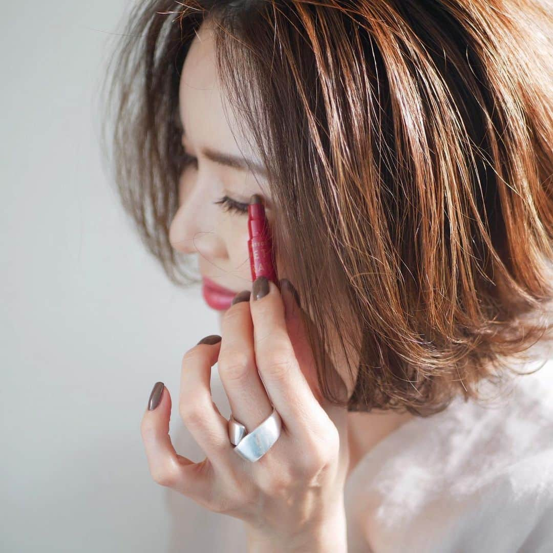 j.chikaさんのインスタグラム写真 - (j.chikaInstagram)「ロケット鉛筆みたいにつながるコスメ💄﻿ ﻿ ﻿ #インテグレート の﻿ 大人気のつながるプチクレヨン﻿ 「ポーチインコスメ」シリーズ✨﻿ ﻿ ﻿ これ、小さくて可愛くて﻿ 安くて使える😍﻿ ﻿ ﻿ つや×マットの2種のバームリップが1本に💄 ﻿ 新色の大人なローズ系🌹﻿ ヘルシーなオレンジ系🍊﻿ どちらのカラーも発色綺麗﻿ 重ねてもよかった！﻿ ﻿ ﻿ 濡れキラ質感のアイシャドウもあって﻿ 落ち着いたブラウンは万能👌﻿ グリッターゴールドは涙袋にぴったり✨﻿ スルスル柔らかで描きやすく﻿ 安っぽくないです﻿ ﻿ ﻿ バラバラにして好きな色だけつなげて﻿ ポーチに入れられるからミニバッグの時に嬉しい😊﻿ ﻿ ﻿ 全国のローソンで限定販売しているそうです﻿ これで500円💕ワンコインで買えちゃう！﻿ ﻿ ﻿ #integrate#ローソン限定#ポーチインコスメ#500円#つながるプチクレヨンリップ#つながるプチクレヨンアイシャドウ#PR﻿ ﻿ ﻿ 今日は @momoko.kawakami ももちゃんと2回﻿ タクシーで1回🚕 ライブしたよ﻿ 観てくださった皆さまありがとうございます！﻿ ももちゃんアカウントに保存してます☺️﻿ ﻿ ﻿ ﻿」5月14日 22時13分 - chikako.hongo