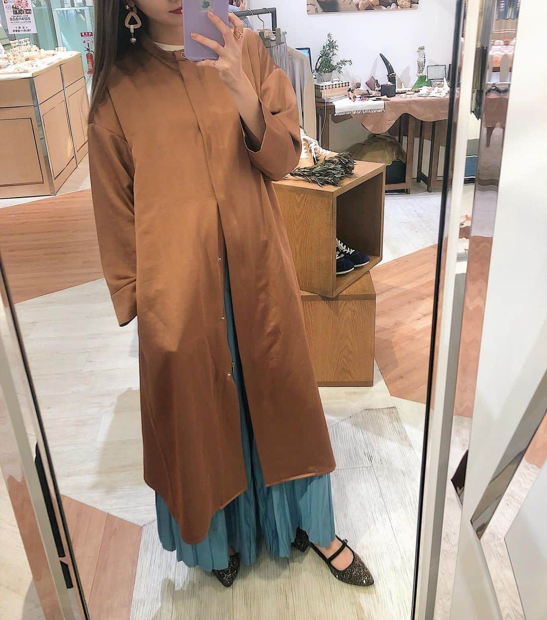 平木愛美のインスタグラム：「最近またなんか、肌寒いよねえ🌜 寒暖差で皆様体調お気をつけて…😖♡ この季節、ちょうど着やすく、お気に入りのコート。 光沢ある素材感てろっとめっちゃ可愛いし、肩がおちてたり、丈感もシルエットも絶妙によき。 ブルーのパンツも可愛いんだー💙 夏のコーデにも、ぜったい可愛いそうでたのしみ✌︎ #ootd #愛美ふく」