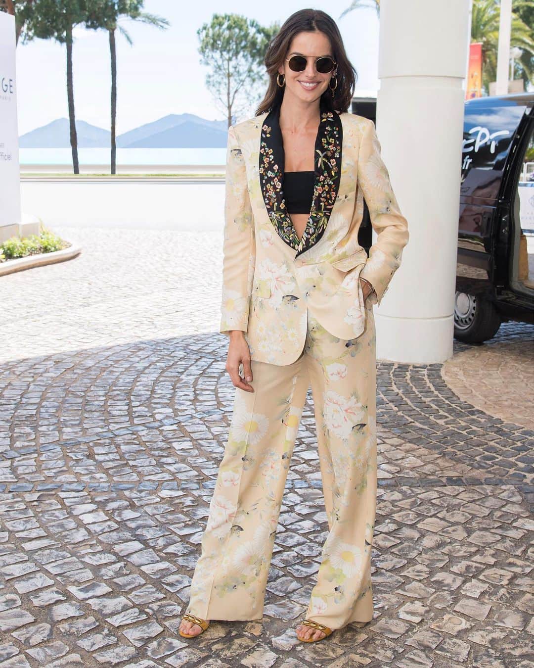 エトロさんのインスタグラム写真 - (エトロInstagram)「Smiling #IzabelGoulart turns heads upon her arrival in Cannes wearing a timeless #Etro floral suit.  #EtroInCannes #EtroCelebs #EtroEverywhere #Cannes2019」5月14日 22時25分 - etro
