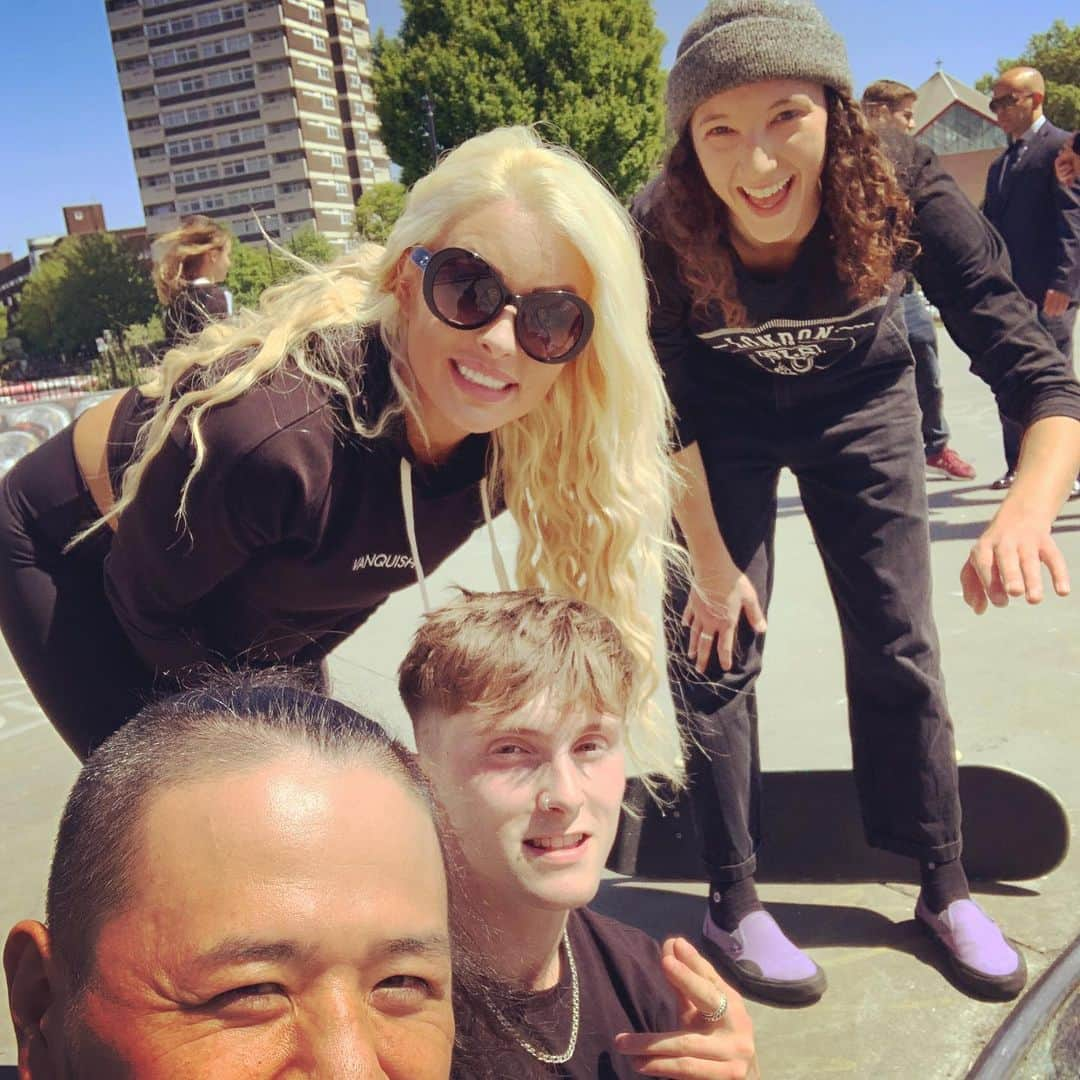 中邑真輔さんのインスタグラム写真 - (中邑真輔Instagram)「Meeting cool peoples in Sunny London 🇬🇧 @alexdecunha @helenalegslong #sk8 #sls」5月14日 22時18分 - shinsukenakamura