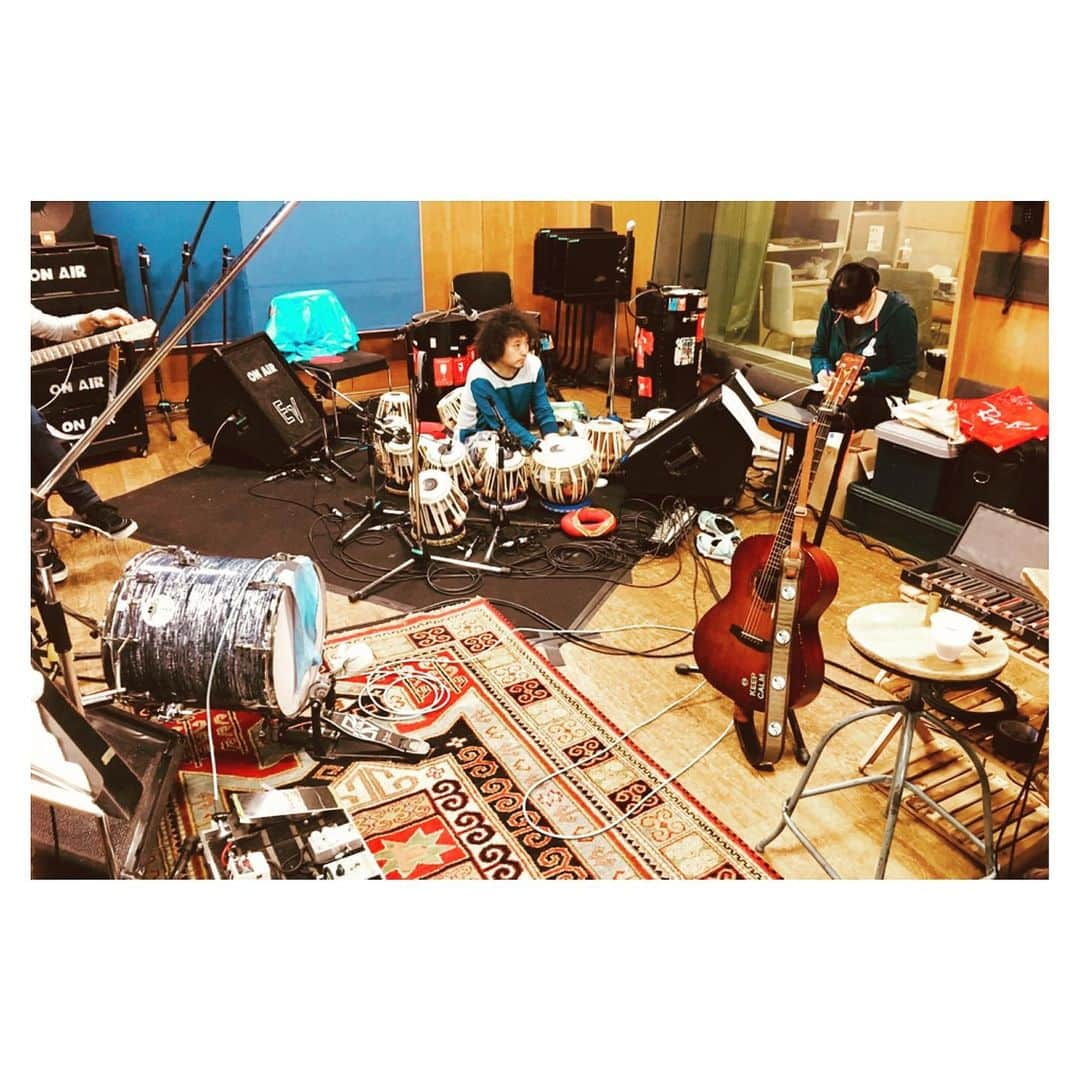 Caravanさんのインスタグラム写真 - (CaravanInstagram)「さてさて  5/17 (金) 新潟LOTS  5/25 (土) GREENROOM festival  は椎野恭一(dr)、ユザーン(tabla)、Caravan  久しぶりに三人編成で鳴らします。  スタジオであれこれ試行錯誤中。  来れる方、皆様、楽しみましょう。  #greenroomfestival #新潟LOTS」5月14日 22時18分 - caravan_harvest