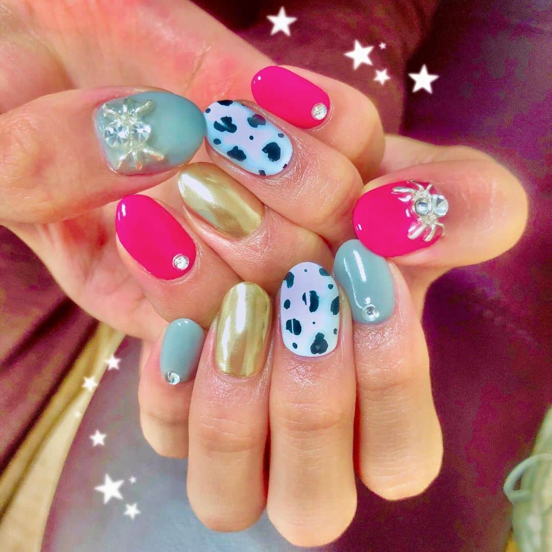 岡田栞奈のインスタグラム：「New nail💅 ・ ・ ビビット×メタリック🤩🌟🌟🌟 親指はクモちゃん🕷💗 パンチ強め好き💗 かんなっぽいって言われた💗 #ネイル #ビビットカラー #クモ #メタリック #ジェルネイル #newnail #pink #gold #spider」
