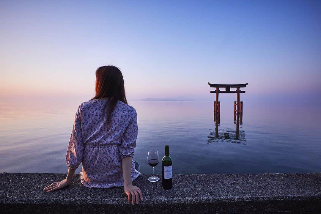 Najiiのインスタグラム：「Purple . . 今月より ボルドーワインのアンバサダーとしていろんなワインをご紹介させていただきます。 @bordeauxwinesjp . 写真のワインはCHÂTEAU MAUCAMPS(シャトー・モーカン) 熟成感と若さのいいとこどりでちょうど飲み頃、味わいの余韻も長くて美味しいワインでした。 . . #ボルドーワイン #バリューボルドー2019 #bordeauxwine #chateaumaucamps #シャトーモーカン #bordeaux #wine #winelover」