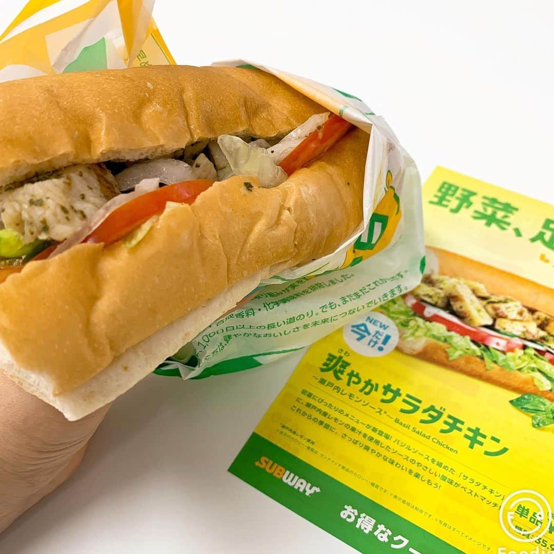 MAQUIA ONLINEさんのインスタグラム写真 - (MAQUIA ONLINEInstagram)「5/15発売！ SUBWAYから「爽やかサラダチキン」が期間限定で誕生🍋 写真ではちょっとわかりづらいですが、バジルソースが絡んだサラダチキンがゴロゴロ入っていて、これだけで十分お腹いっぱいのボリューム感。 低カロリーで高たんぱくなサラダチキン、シャキシャキ野菜、爽やかな「瀬戸内レモン」という絶妙なマッチングは、これからの季節にぴったり🍋 ヘルシーでさっぱりとしていながらお腹もしっかり満たしてくれる絶品は、この季節だけの限定品です。 カロリーを気にしている人はもちろん、そうでない人にも激オシです😊  爽やかサラダチキン ～瀬戸内レモンソース～　単品￥390　フットロング￥670（糖質：35.9g、カロリー：302lcal） 発売期間：5月15日（水）～8月27日（火）予定 販売店舗：サブウェイ全店（レジャー施設内店舗等、一部店舗を除く） WEB編集N  #SUBWAY #サブウェイ #期間限定 #瀬戸内レモン #バジルソース #ヘルシー #糖質 #爽やかサラダチキン #maquia #maquiaonline #マキア #マキアオンライン」5月14日 22時19分 - maquia.magazine