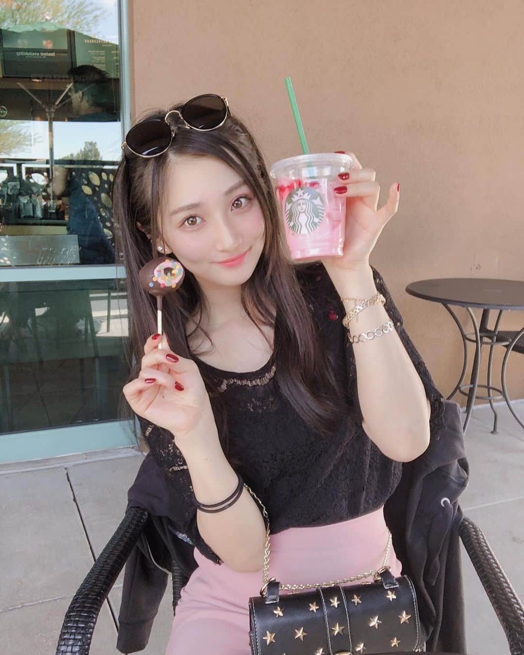 小磯陽香のインスタグラム：「初！ピンクドリンク！これ好き🥺 日本にもあればいいのに、、 このチョコのやつも美味しかった🥰  #lasvegas #lasvegasstrip #ラスベガス #ラスベガス旅行 #starbucks #スターバックス #pinkdrink #ピンクドリンク #favorite #black #pink #ジェルネイル #シンプルネイル #ワンカラー #ワンカラーネイル #ボールドネイル #gold #accessory #goldaccessories #ゴールドアクセサリー #小磯陽香」