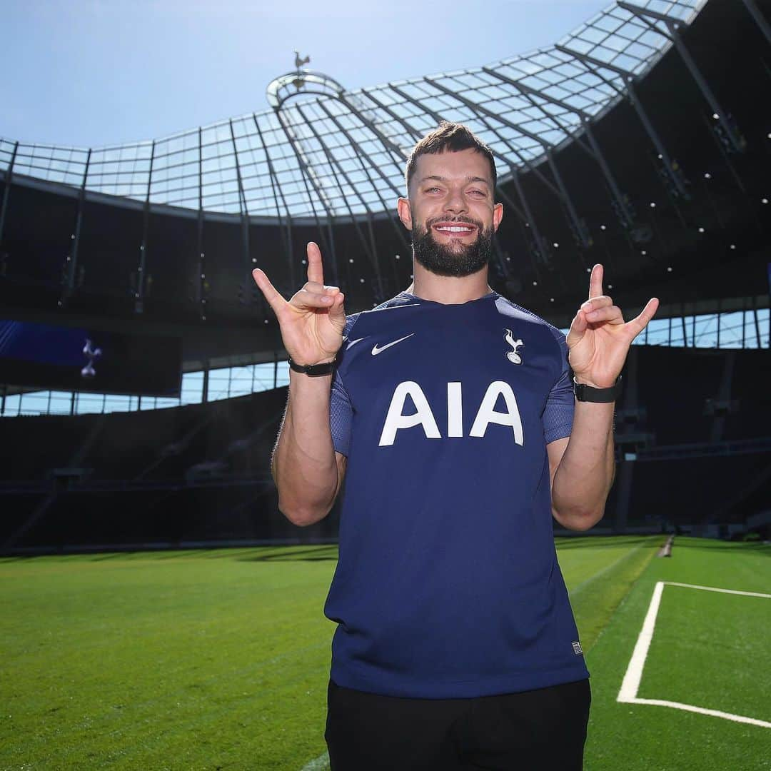 トッテナム・ホットスパーFCさんのインスタグラム写真 - (トッテナム・ホットスパーFCInstagram)「Welcoming @wwe star @finnbalor to our new stadium today! 👊 #COYS #THFC」5月14日 22時21分 - spursofficial