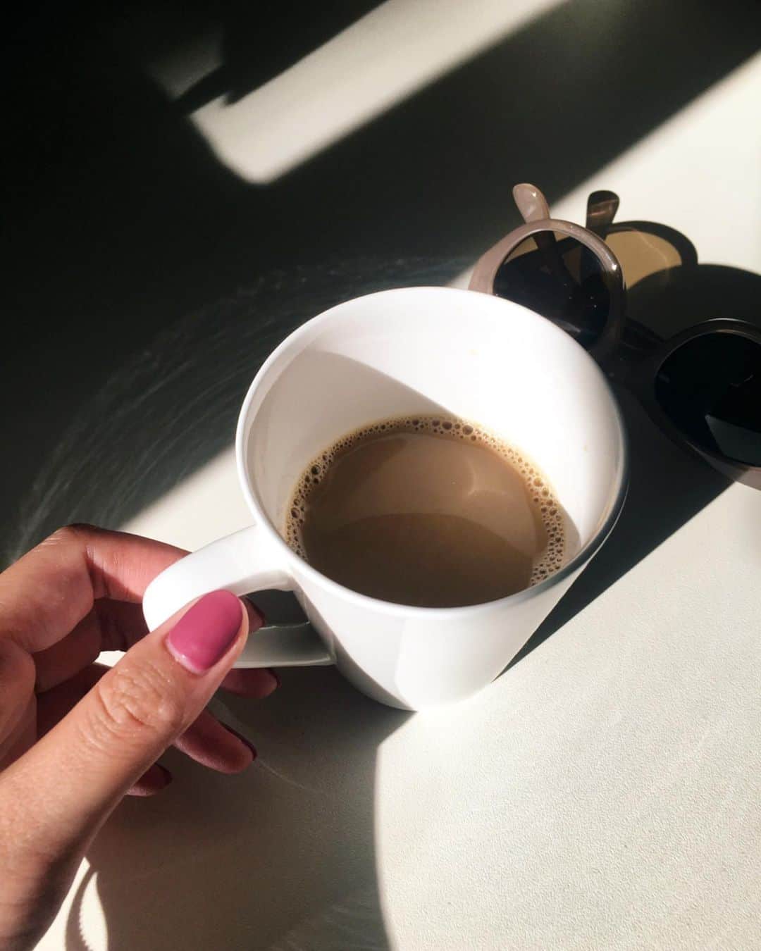 Shiho Sasakiのインスタグラム：「ネイルの色見たいです！ って質問も貰っていたのでUPしますね💅 Pinkで今回もワンカラー🐤 なんだけど、少しくすんだ色味でとてもお気に入り💗 2枚目がフィルター無しです✨ #nail」